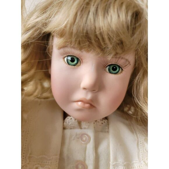 Beautiful Buttercup Little dreamer porcelain doll Georgetown collection - Picture 8 of 14